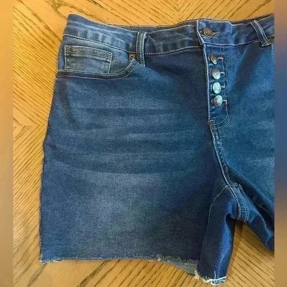 Bleu Denim & Design Co Cut-Off Shorts Button Fly Sz 12 Stretchy raw hem like new - Picture 2 of 8